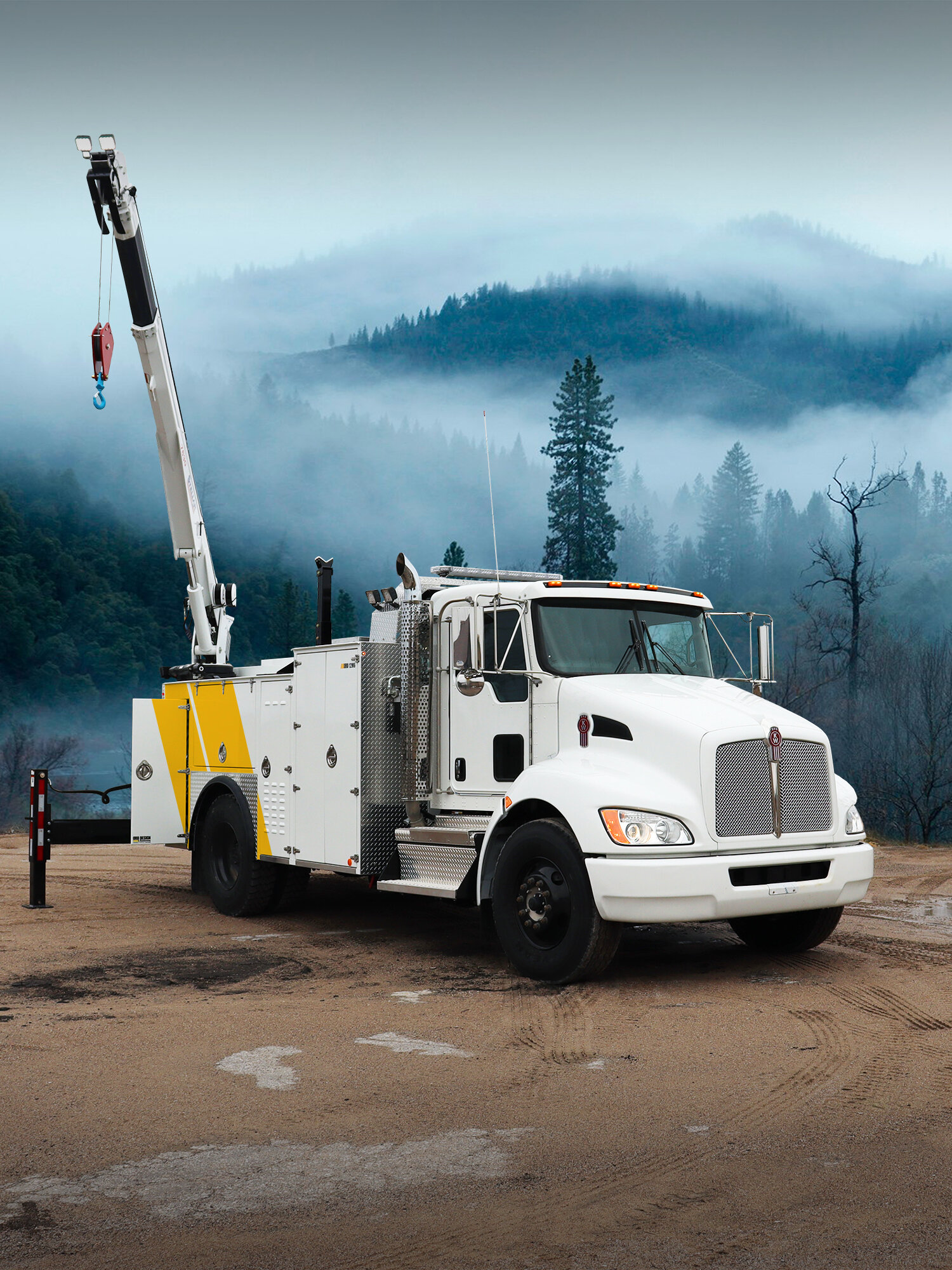 ORO 14M6 mechanic truck body in white, curb side closed with Stellar&reg; 12630 telescopic mechanic crane up in the air on a Kenworth T370 chassis.