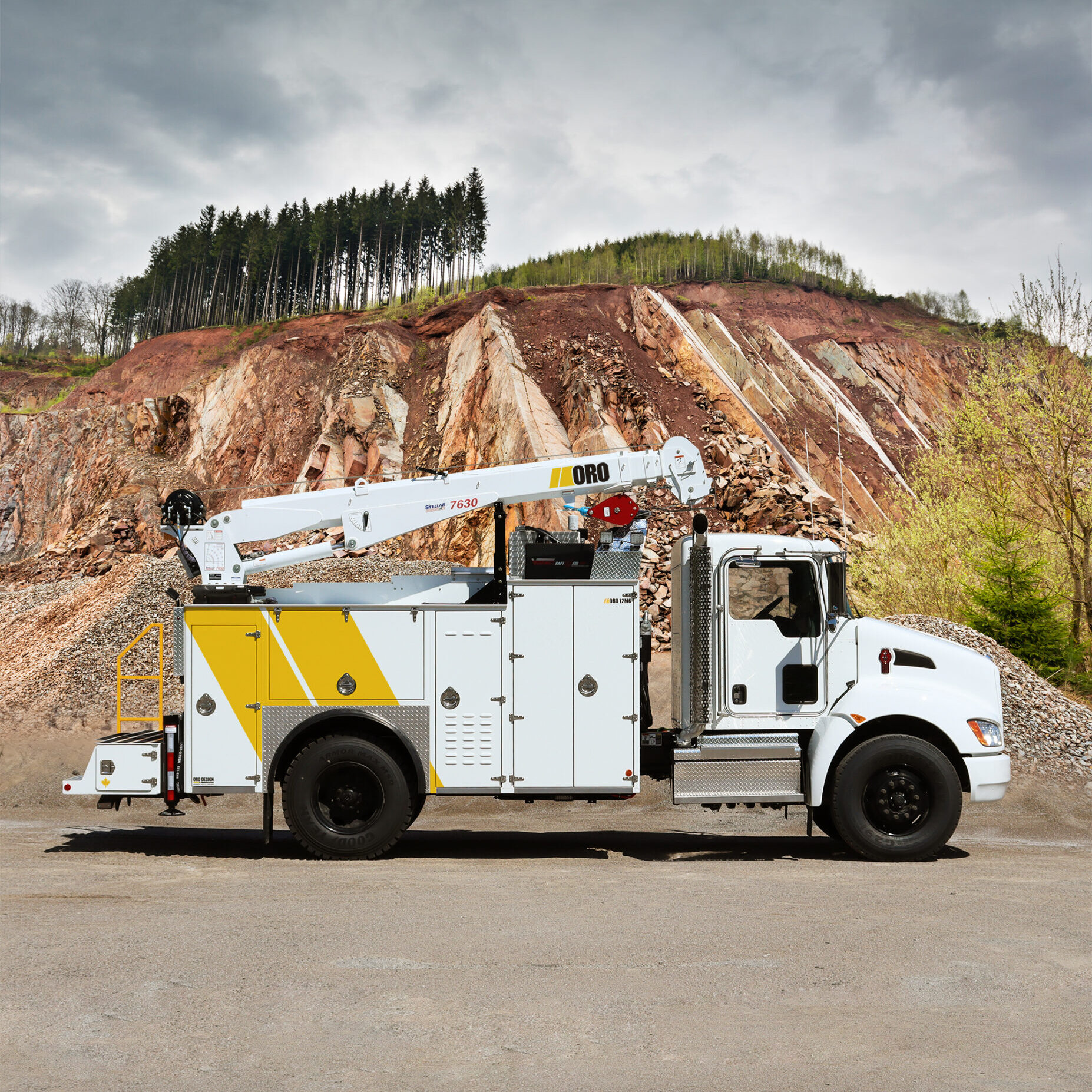 ORO 12M6 mechanic service truck body in white, curb side closed with Stellar® 7630 telescopic mechanic crane on a Kenworth T370 chassis.
